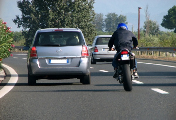 viaggio-in-moto-caricare-cellulare