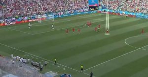 Panama-Inghilterra, calciatore cerca di segnare mentre gli inglesi festeggiano il gol